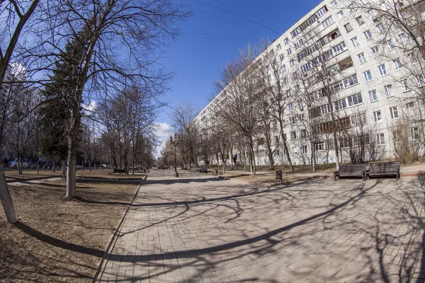 Pushkino, Rusko, na 10 dubna 2015. Jarní slunečný den v bulváru. — Stock fotografie