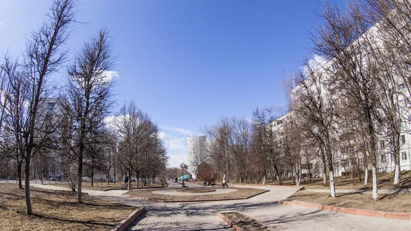 Pushkino, Russie, le 10 avril 2015. Une journée ensoleillée de printemps sur le boulevard . — Photo
