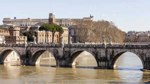 Roma, Itália, em 6 de março de 2015. Uma vista de aterros de Tibre e a ponte através do rio — Fotografia de Stock