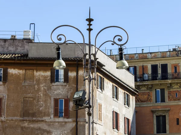 Roma, Itália, em 6 de março de 2015. Fragmentos arquitetônicos de edifícios típicos da cidade — Fotografia de Stock