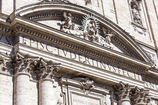 Rome, Italie, le 6 mars 2015. Détails architecturaux d'une ancienne cathédrale catholique — Photo