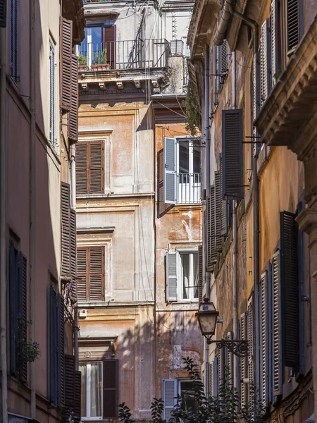 Rome, Italië, op 6 maart 2015. Architecturale fragmenten van gebouwen in typische stad — Stockfoto