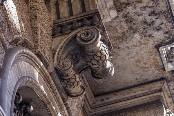 Rome, Italië, op 6 maart 2015. Architecturale fragmenten van gebouwen in typische stad — Stockfoto