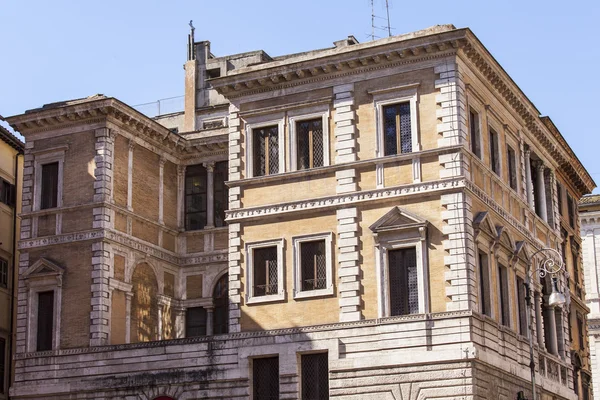6 Mart 2015 tarihinde, Roma, İtalya. Tipik şehir binaların mimari parçalar