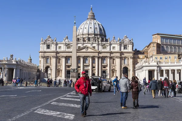 Roma, Italia, 6 de marzo de 2015. Típica vista urbana. Catedral de San Pedro en la distancia — Foto de Stock