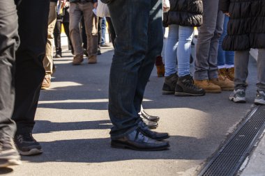 İnsanlar gidip hareketli şehir sokak üzerinde durmak