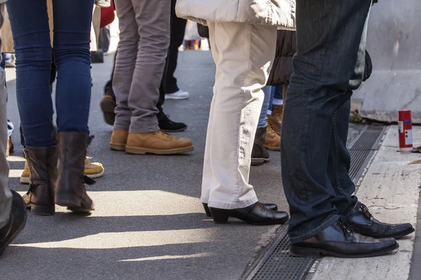 Mensen gaan en staan op de levendige stad straat — Stockfoto