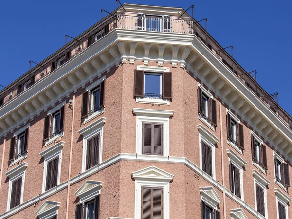 Рим, Италия, 6 марта 2015 года. Архитектурные фрагменты типичных городских зданий — стоковое фото