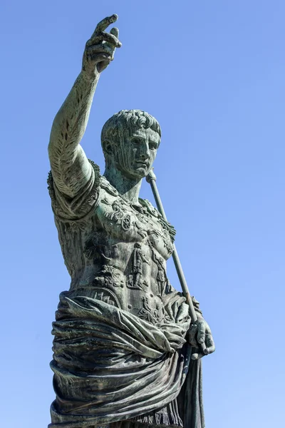 Roma, Itália, em 6 de março de 2015. Uma escultura antiga em um ambiente urbano — Fotografia de Stock