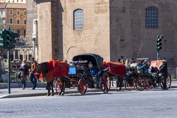 Rome, Italy, on March 6, 2015. A horse vehicle on the city street, a tourist attraction — Stock Photo, Image