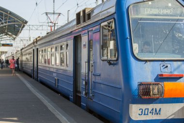Pushkino, Rusya, 12 Nisan 2015 tarihinde. Bölgesel bir elektrikli tren yakınındaki bir platform