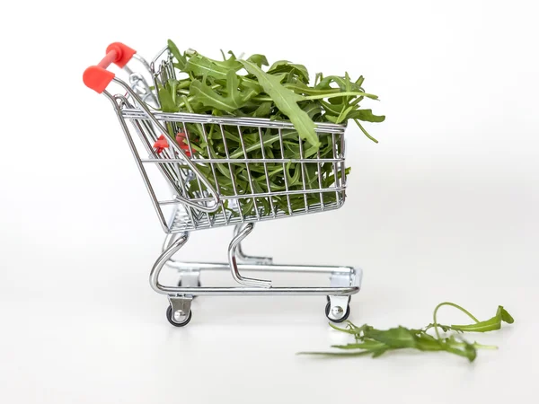 Store vagnen fylld med ruccola blad — Stockfoto