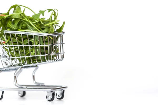 Store vagnen fylld med ruccola blad — Stockfoto