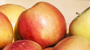 Bir Pazar sayaçta taze olgun elma