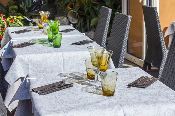 Niza, Francia, 7 de marzo de 2015. Pequeñas mesas de café de verano en la calle de la ciudad —  Fotos de Stock