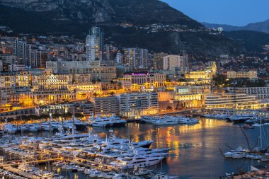 Monaco, Fransa, üzerinde 8 Mart 2015. Bağlantı noktası ve Binalar gece Üstten Görünüm
