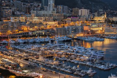 Monaco, Fransa, üzerinde 8 Mart 2015. Bağlantı noktası ve Binalar gece Üstten Görünüm