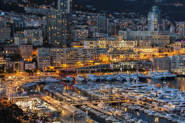 Mónaco, Francia, 8 de marzo de 2015. La vista superior sobre el puerto y la zona residencial por la noche — Foto de Stock
