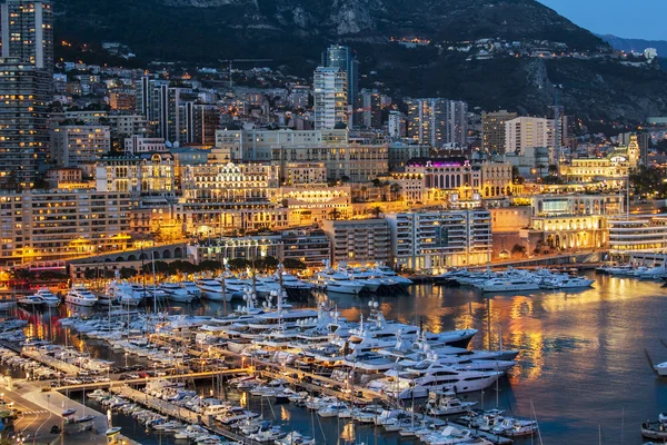 Monaco, França, em 8 de março de 2015. A vista superior sobre o porto e a área residencial à noite — Fotografia de Stock