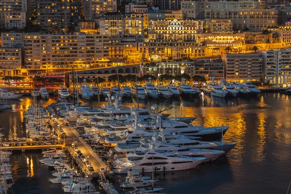 Monaco, França, em 8 de março de 2015. A vista superior sobre o porto e a área residencial à noite — Fotografia de Stock