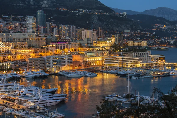 Monaco, France, le 8 mars 2015. La vue sur le port et le quartier résidentiel la nuit — Photo