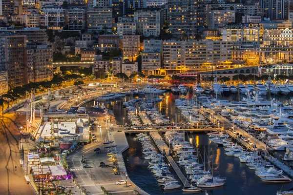 Monaco, França, em 8 de março de 2015. A vista superior sobre o porto e a área residencial à noite — Fotografia de Stock