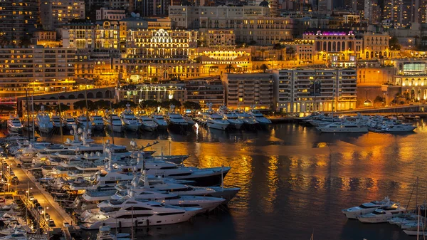 Monte-Carlo, Mônaco, 8 de março de 2015. A vista superior sobre o porto e a área residencial à noite — Fotografia de Stock