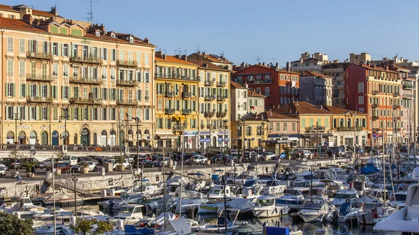 Niza, Francia, 7 de marzo de 2015. Una vista del terraplén y el yate en el puerto de la ciudad al atardecer —  Fotos de Stock