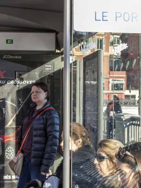 Nice, França, em 7 de março de 2015. Passageiros esperam o ônibus em uma parada — Fotografia de Stock