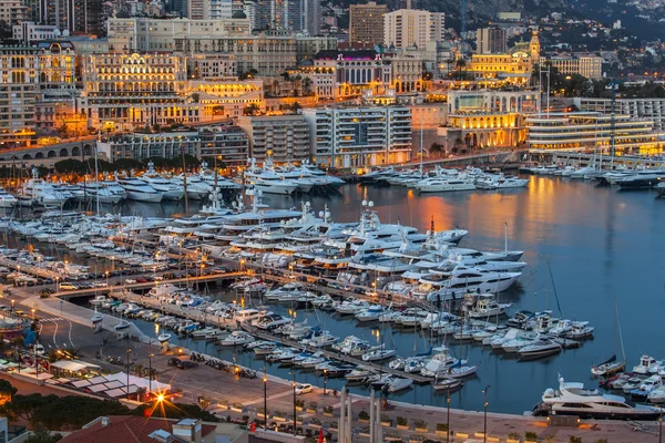 Monte-Carlo, Monaco, le 8 mars 2015. La vue sur le port et le quartier résidentiel la nuit — Photo