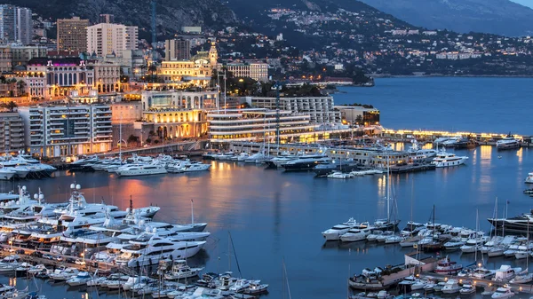 Monte-Carlo, Monaco, 8 marzo 2015. La vista verso l'alto sul porto e la zona residenziale di notte — Foto Stock