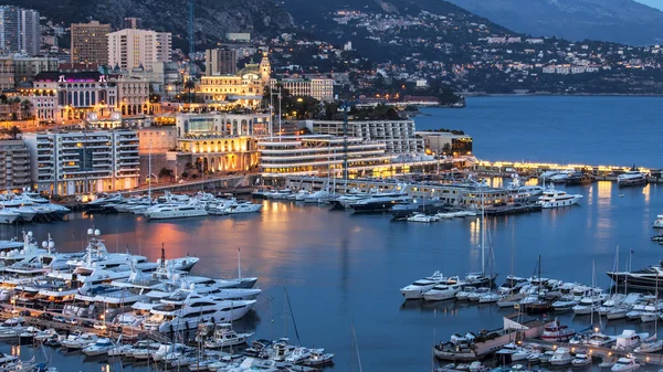 Monte-carlo, monaco, am 8. märz 2015. der blick von oben auf den hafen und das wohngebiet bei nacht — Stockfoto