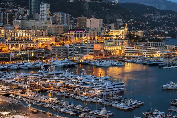 Monaco, France, le 8 mars 2015. La vue sur le port et le quartier résidentiel la nuit — Photo