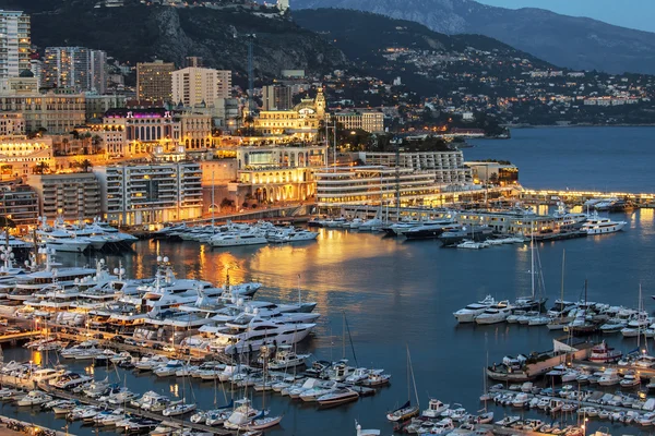 Monte-Carlo, Mônaco, 8 de março de 2015. A vista superior sobre o porto e a área residencial à noite — Fotografia de Stock