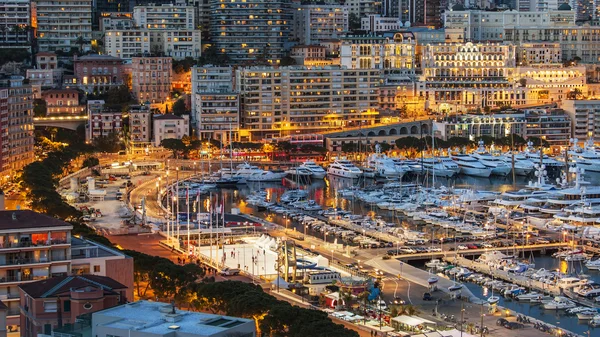Monaco, France, le 8 mars 2015. La vue sur le port et le quartier résidentiel la nuit — Photo
