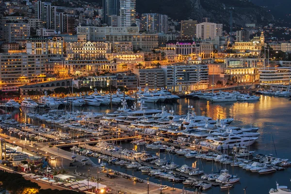 Monaco, França, em 8 de março de 2015. A vista superior sobre o porto e a área residencial à noite — Fotografia de Stock