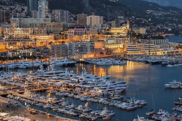 Monaco, France, le 8 mars 2015. La vue sur le port et le quartier résidentiel la nuit — Photo