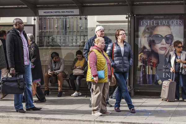 Güzel, Fransa, 7 Mart 2015 tarihinde. Yolcular bir durakta otobüs bekliyoruz — Stok fotoğraf