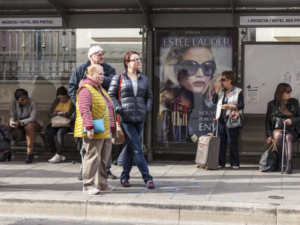 Niza, Francia, 7 de marzo de 2015. Los pasajeros esperan el autobús en una parada —  Fotos de Stock