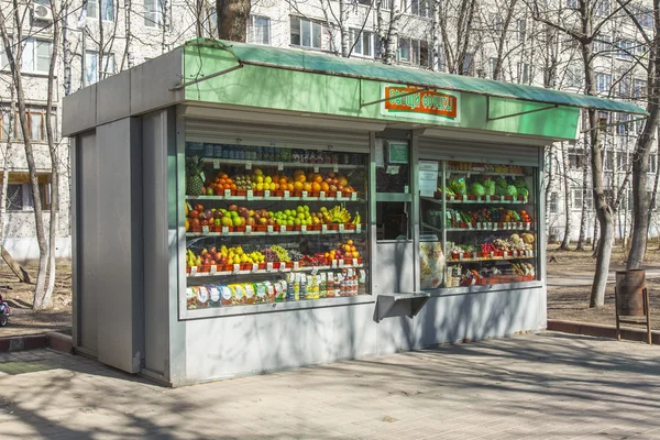 Pushkino, 러시아, 2015 년 4 월 11 일에. 야채와 과일 대로에서 판매 부스 — 스톡 사진