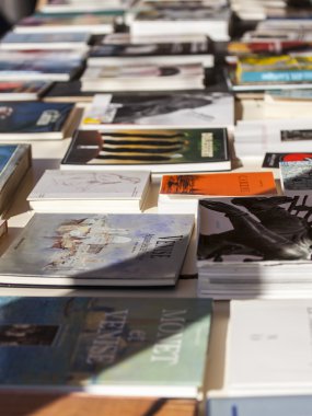 Güzel, Fransa, 9 Mart 2015 tarihinde. Bit pazarı Cours Saleya meydanında bir sayaçta kitaplar Vintage. Marche Du Cours Saleya Pazar - Nice en bilinen yerler