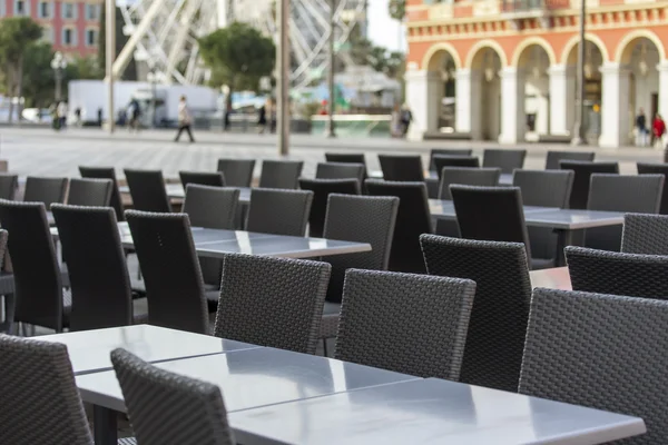 Nice, Francia, il 9 marzo 2015. Tavolini del caffè estivo sulla strada della città — Foto Stock