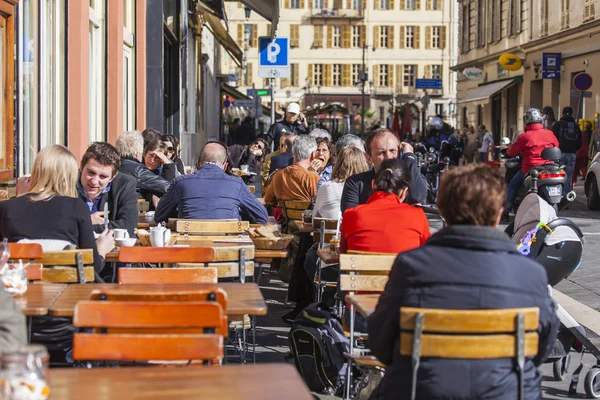 Nice, France, on March 9, 2015. People have a rest and eat in summer cafe on the city street — Stock Photo, Image