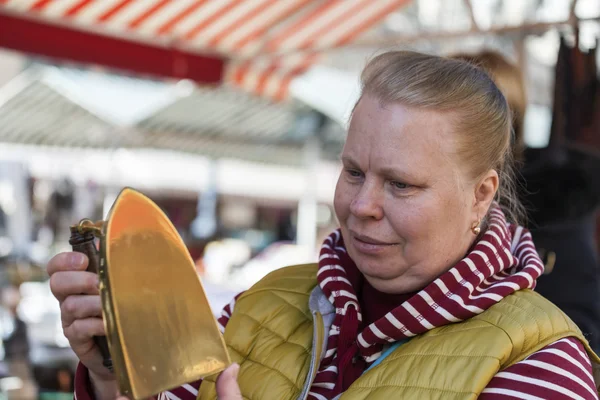 Nice, Francia, il 9 marzo 2015. Gli acquirenti considerano merci d'epoca su un banco di un mercato delle pulci su Cours Saleya Square. Il mercato Marche Du Cours Saleya - uno dei luoghi più conosciuti di Nizza — Foto Stock