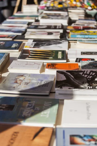 Niza, Francia, 9 de marzo de 2015. Libros antiguos en un mostrador de un mercadillo en la plaza Cours Saleya. El mercado de Marche Du Cours Saleya - uno de los lugares más conocidos de Niza — Foto de Stock