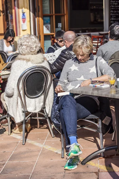 Nice, França, em 9 de março de 2015. As pessoas têm um resto e comem no café de verão na rua de cidade — Fotografia de Stock