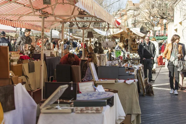 Nice, France, on March 9, 2015. Vintage goods on a counter of a flea market on Cours Saleya Square. The Marche Du Cours Saleya market - one of the most known sights of Nice — Stock Photo, Image