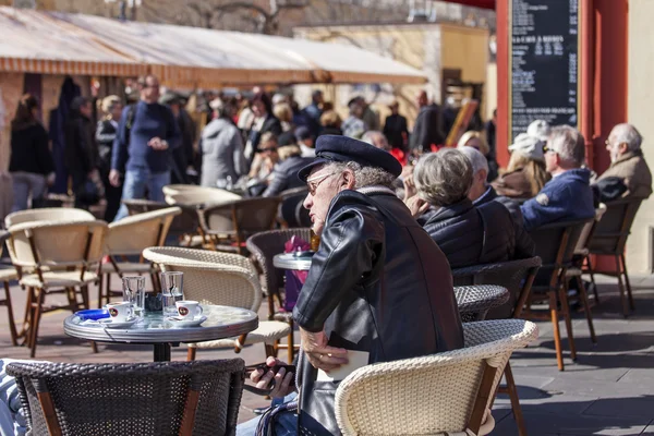 Nice, França, em 9 de março de 2015. As pessoas têm um resto e comem no café de verão na rua de cidade — Fotografia de Stock