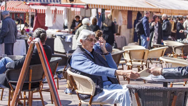 Güzel, Fransa, 9 Mart 2015 tarihinde. İnsanlar bir dinlenme ve yaz kafe şehrin sokak üzerinde — Stok fotoğraf