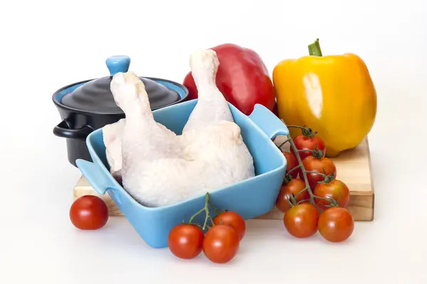 Tillagning av en kyckling med grönsaker — Stockfoto